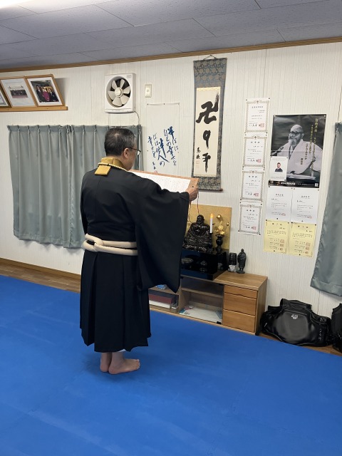 合掌
１/５日、八戸南郷道院では、新春法会を挙行しました。午年の今年は飛躍の年でもあり、所属拳士の今年一年の活躍を誓いました。